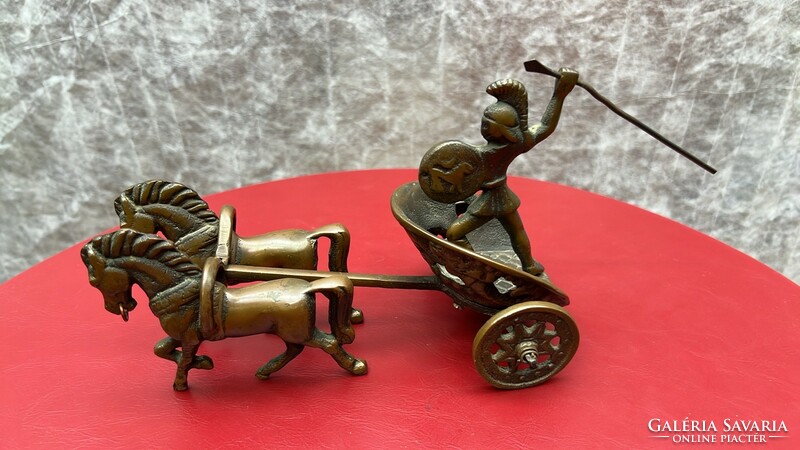 Ókori harcos két lovas harci szekéren - bronz szobor