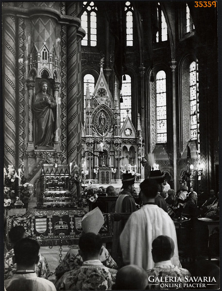Nagyobb méret, Szendrő István fotóművészeti alkotása. Szent Jobb ünnepnap, templom, 1930-as évek.