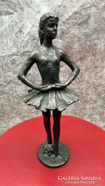 Balettező hölgyet ábrázoló 45 cm magas gipsz szobor