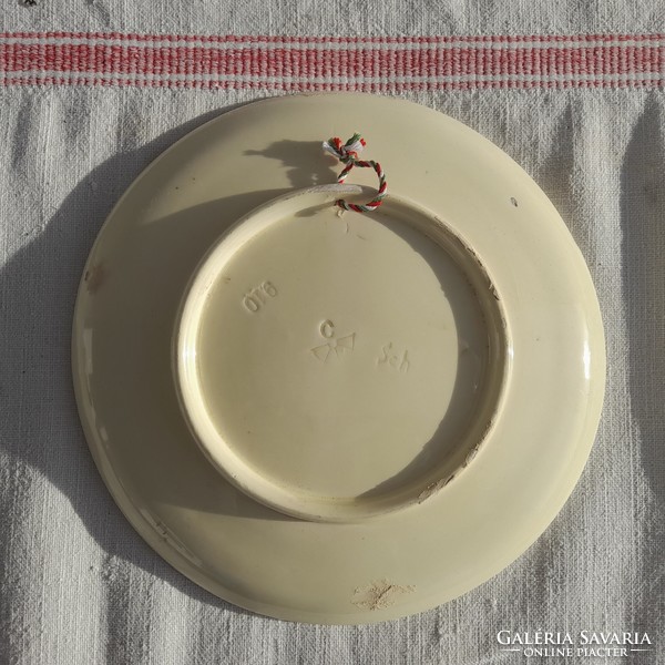 Art Nouveau majolica decorative plate from Körmöcbánya, 17.5 cm in diameter
