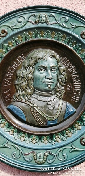 Majolika falitányér JAN VAN GALEN XVII. századi holland haditengerészeti parancsnok reliefjével.