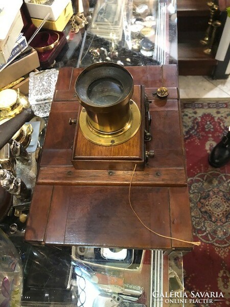 Antique wooden box camera with L. Renaux basel lens, in perfect condition.