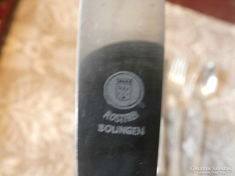 12 személyes, 84 darabos, antik ezüstözött, rokokó solingeni evőeszközkészlet dobozában