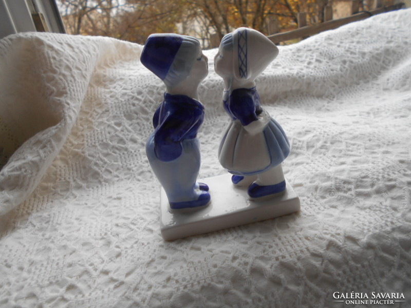 Holland szerelmespár-vitrinfigura porcelánból