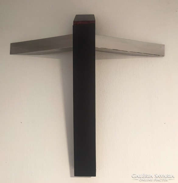 Sculptor László Horváth (1951-): broken cross
