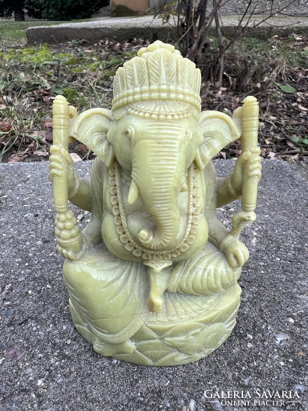 Ganesha jáde kőből.