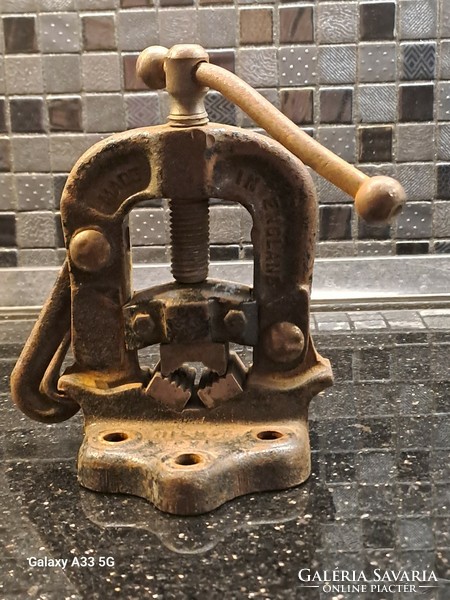 Loft industrialis vintage English hinged bench mounted cast iron pipe vise