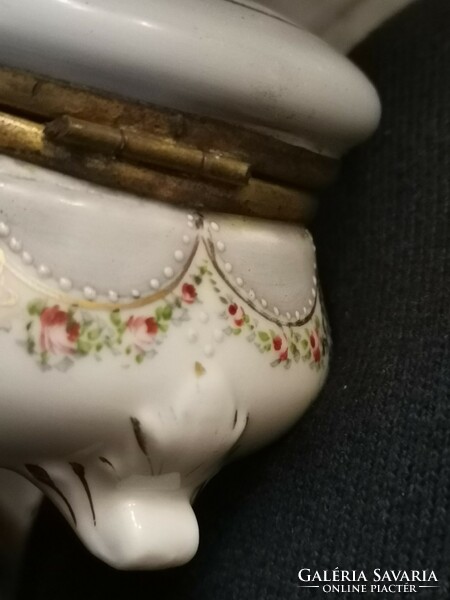 Dédim tűgobelinja és  porcelán ekszertartoja és figura azonos témára