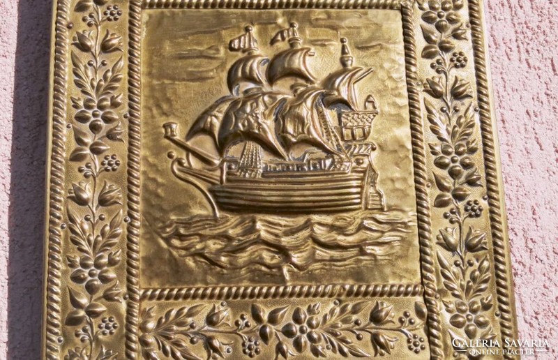 Hajós és virágos motívumokkal díszített bronz keretes falitükör, Egyedi ritkaság