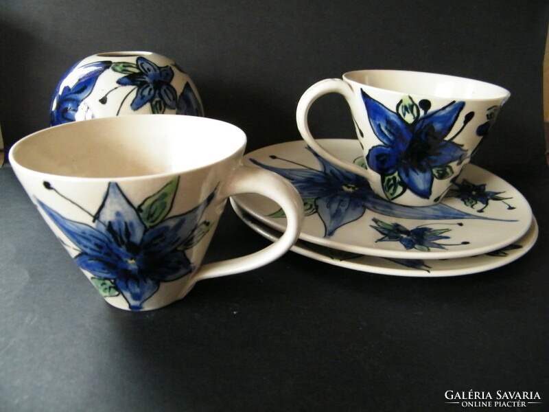 Egyedi, kézzel készült, festett kék virágos kerámia bögrék, tálak, váza 2 személyes készlet