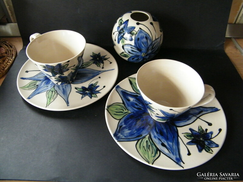 Egyedi, kézzel készült, festett kék virágos kerámia bögrék, tálak, váza 2 személyes készlet
