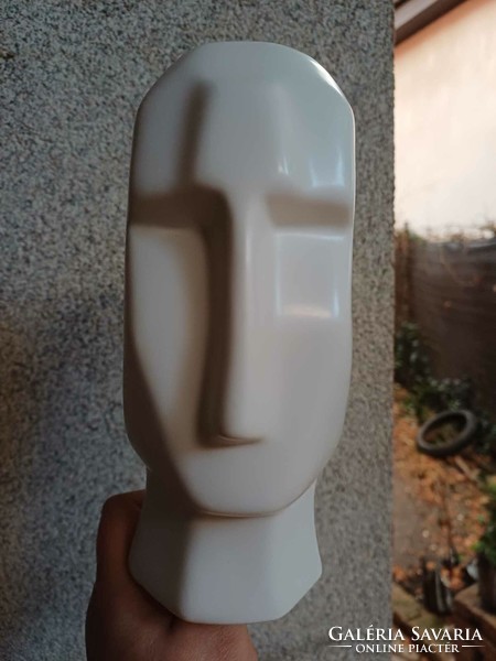 Absztrakt szobor-fej