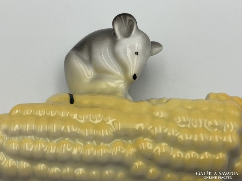 Mouse on the corn