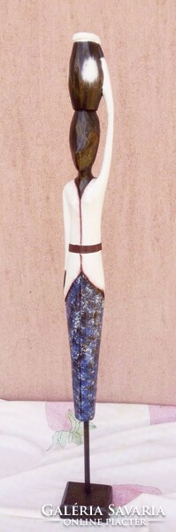 Vízhordó lányok. Bennszülött, törzsi szobor sorozat Indonéziából. Eredeti kézműves munka