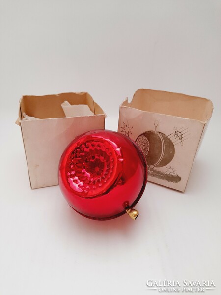 Karácsonyi zenélő gömb dobozával, megviselt állapotban