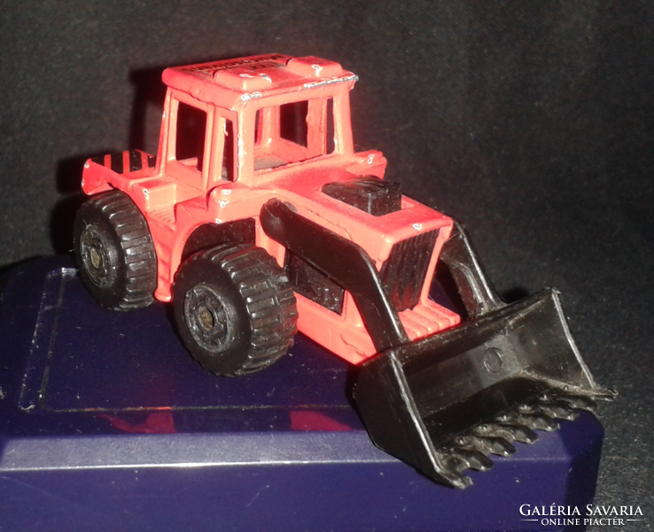 1976 Matchbox Superfast No. 29 Tractor Shovel red