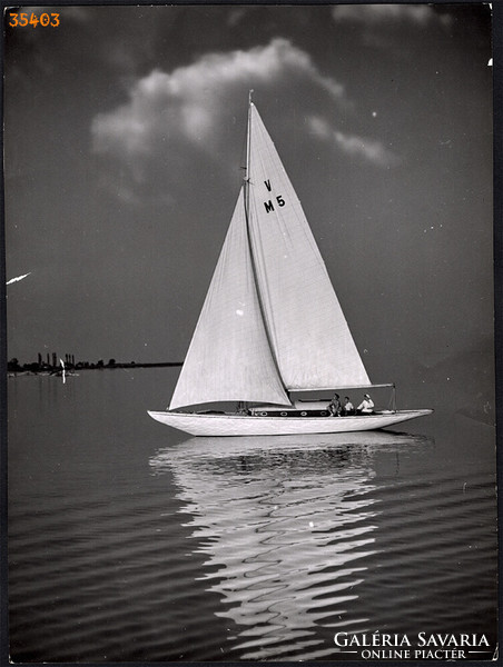 Nagyobb méret, Szendrő István fotóművészeti alkotása. Vitorlással a Balatonon, 1930-as évek.