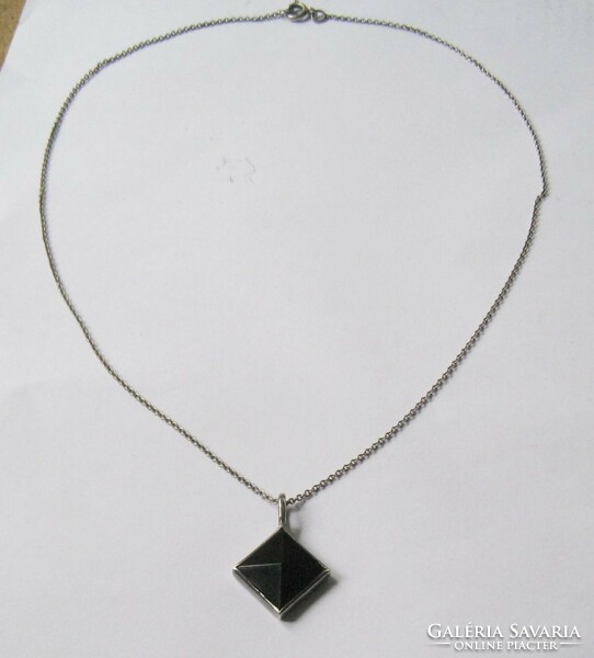 Ezüst nyaklánc fekete piramis kő medállal