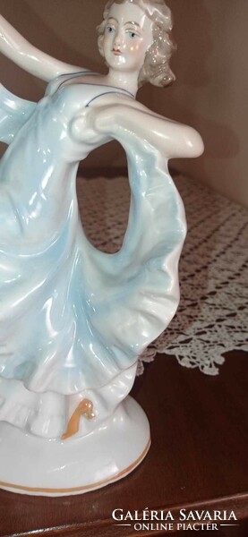 Porcelán női figura