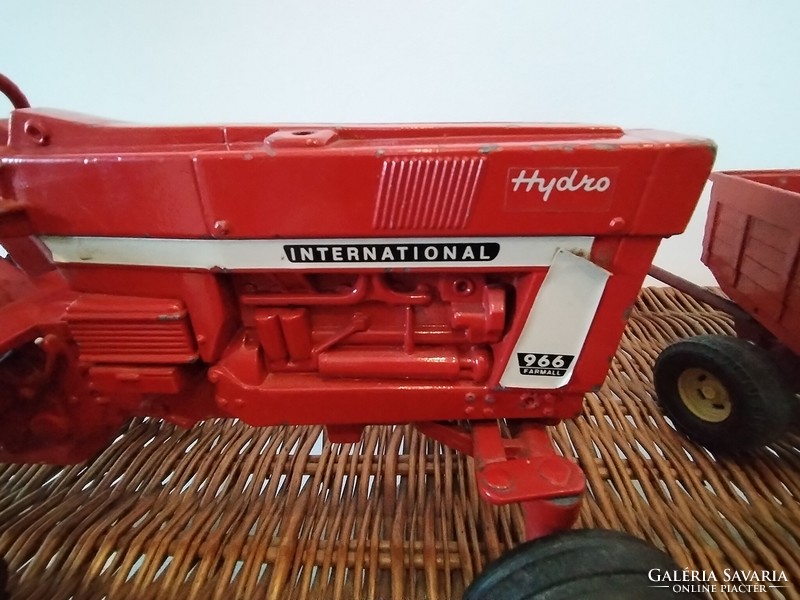 Vintage, öntvény makett - traktor+ pótkocsi / ERTL