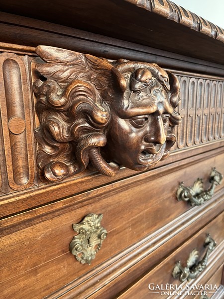 Neo-Renaissance chest of drawers with Medusa depiction, beautiful hardware