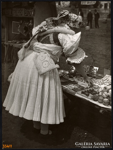 Nagyobb méret, Szendrő István fotóművészeti alkotása. Népviseletben a vásárban, 1930-as évek.