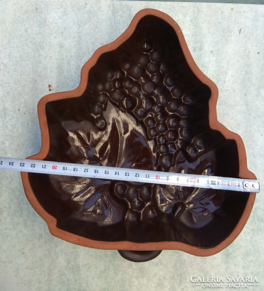 Ceramic baking dish, table center, grape leaf shape (25x23 cm)