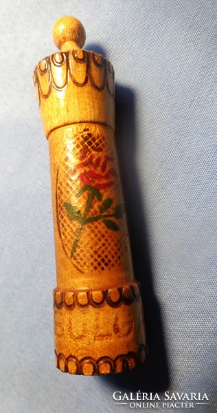 Bulgár rózsolaj " Minaret " /népies díszítésű kb 8cm-es, hengeres fa tartóban üveg kapszula, 5 ml?/