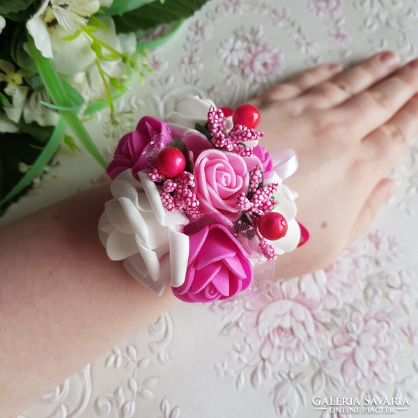 Új, egyedi készítésű pink-fehér színű rózsás, gyöngyös csuklódísz