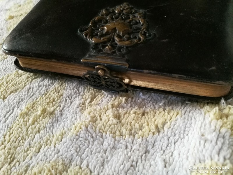 Leather-bound prayer book with clasp, 1900