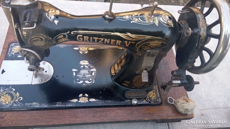 Gritzner v antique sewing machine