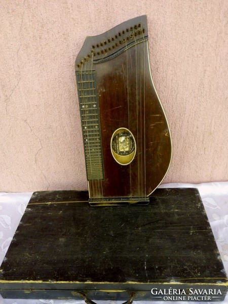 Handcrafted Styrian zither, Steinberg Graz, in condition to be restored. For a musical instrument collection