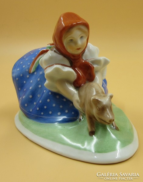Herendi porcelán figura, kislány malaccal ,jelzett, 13,7 x 8.4 cm, 8, 4 cm magas.