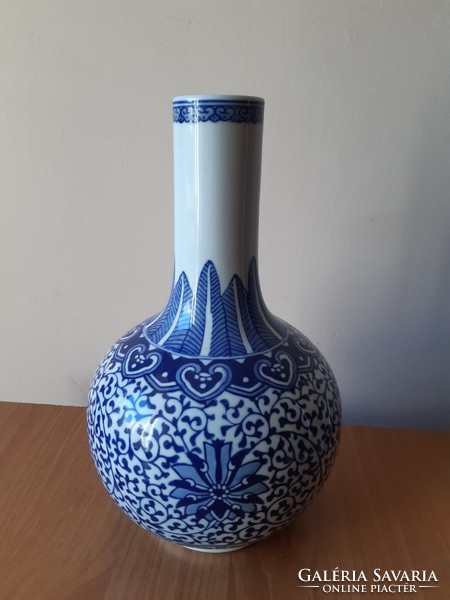 Large blue and white porcelain vase marked jingdezhen, 29 cm high