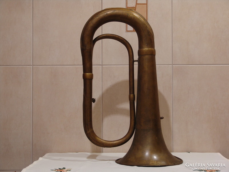 Régi réz trombita dekorációnak