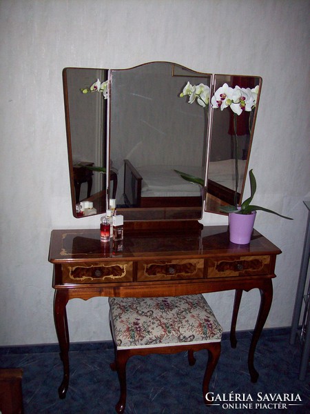 Dressing table Beautiful, graceful and elegant neo-baroque inlaid dressing table