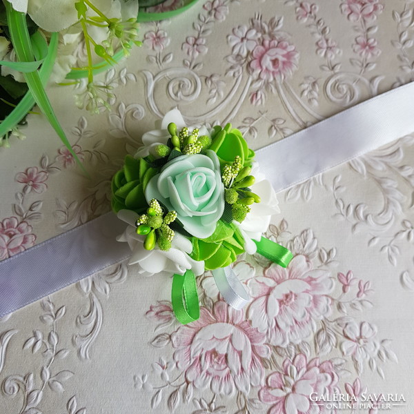 Új, egyedi készítésű zöld-fehér színű rózsás, gyöngyös csuklódísz