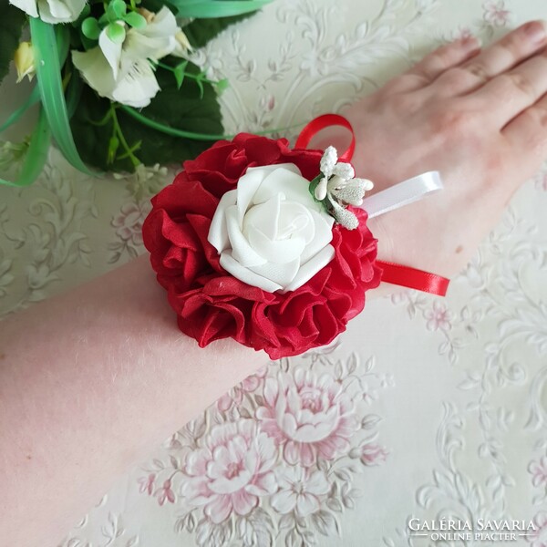 Új, egyedi készítésű piros-fehér színű rózsás, gyöngyös csuklódísz