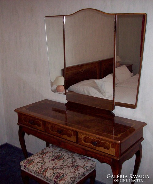 Dressing table Beautiful, graceful and elegant neo-baroque inlaid dressing table