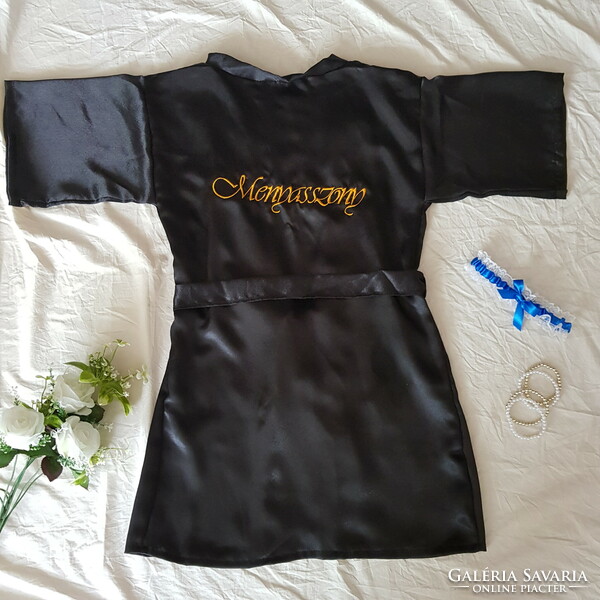 Fekete menyasszonyi készülődő köntös menyasszony hímzett felirattal – kb. S-es