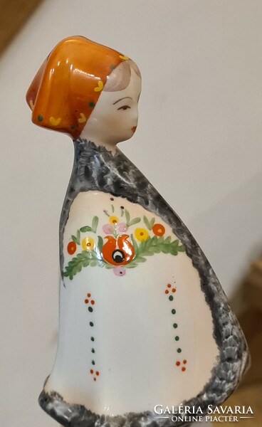 Aquincumi népviseletes lány porcelán figura