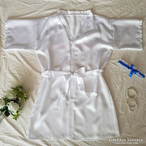 Hófehér menyasszonyi készülődő köntös menyasszony felirattal – kb. L-es