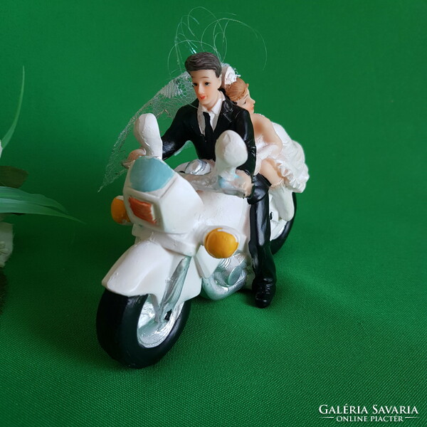 Új, motorozó nászpár esküvői tortadísz figura