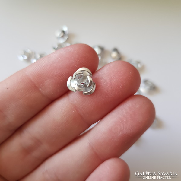 Új, ezüstszínű miniatűr fém rózsa dísz, díszítő elem darabra