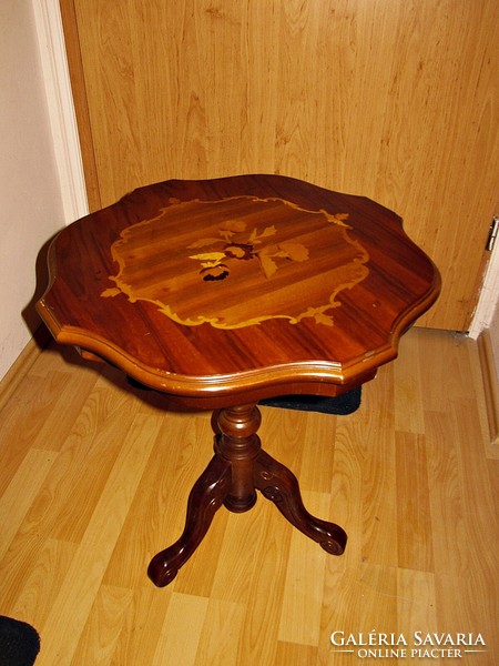 Neobarokk stílusú intarziás  kis asztal