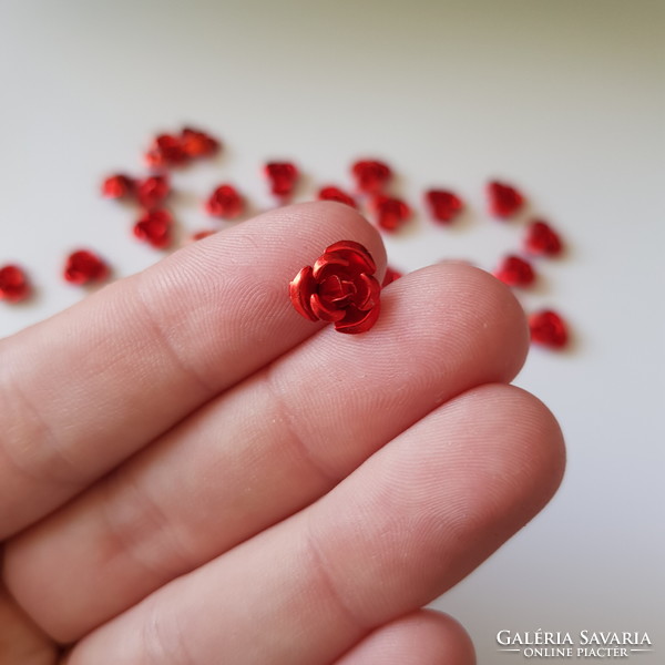 Új, piros színű miniatűr fém rózsa dísz, díszítő elem darabra