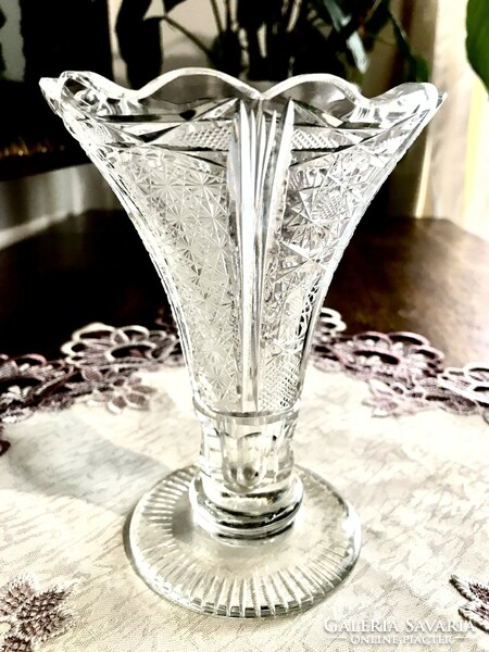 Kehely alakú kristály váza