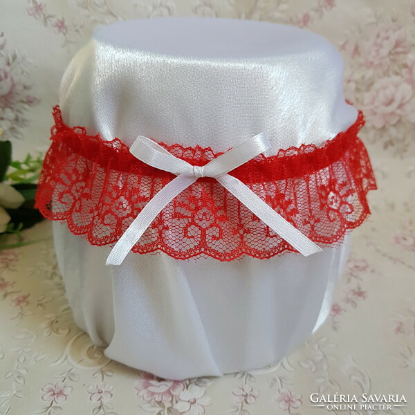 Piros csipkés, fehér masnis menyasszonyi harisnyakötő, combcsipke