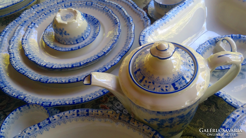 Beautiful tableware, many pieces