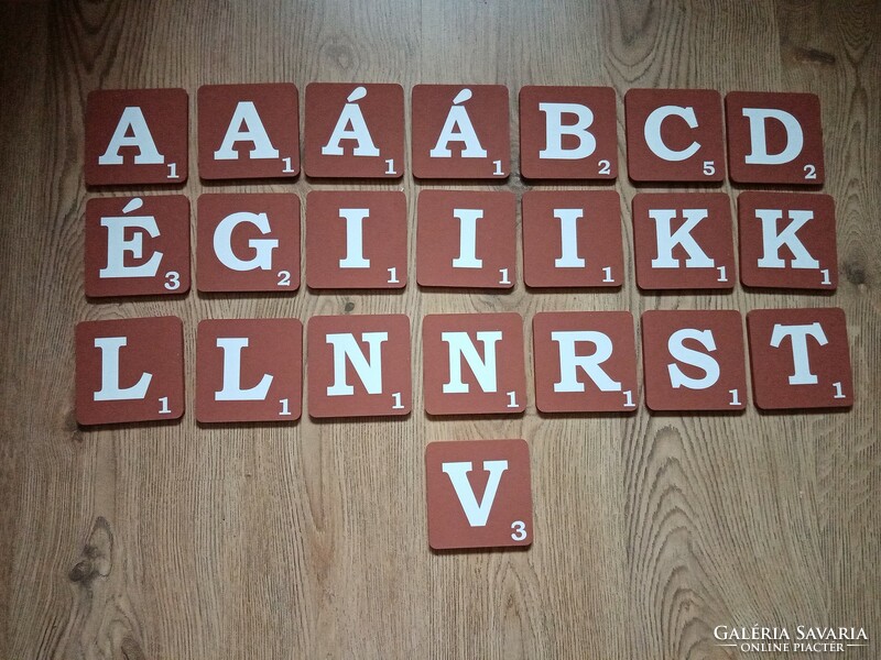 Scrabble jellegű családi névdekoráció, faldekoráció, betű